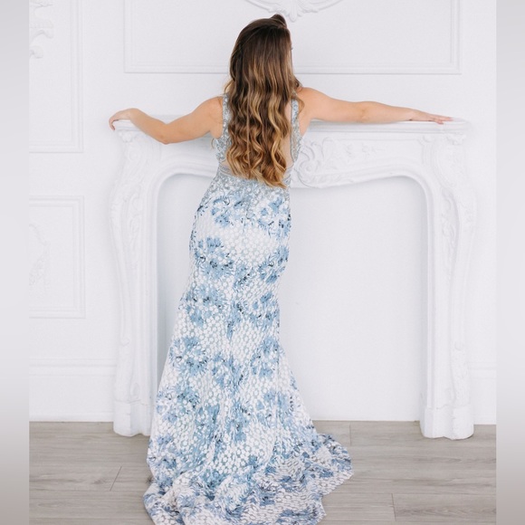 Full length Blue floral gown Size 2 - Picture 11 of 14